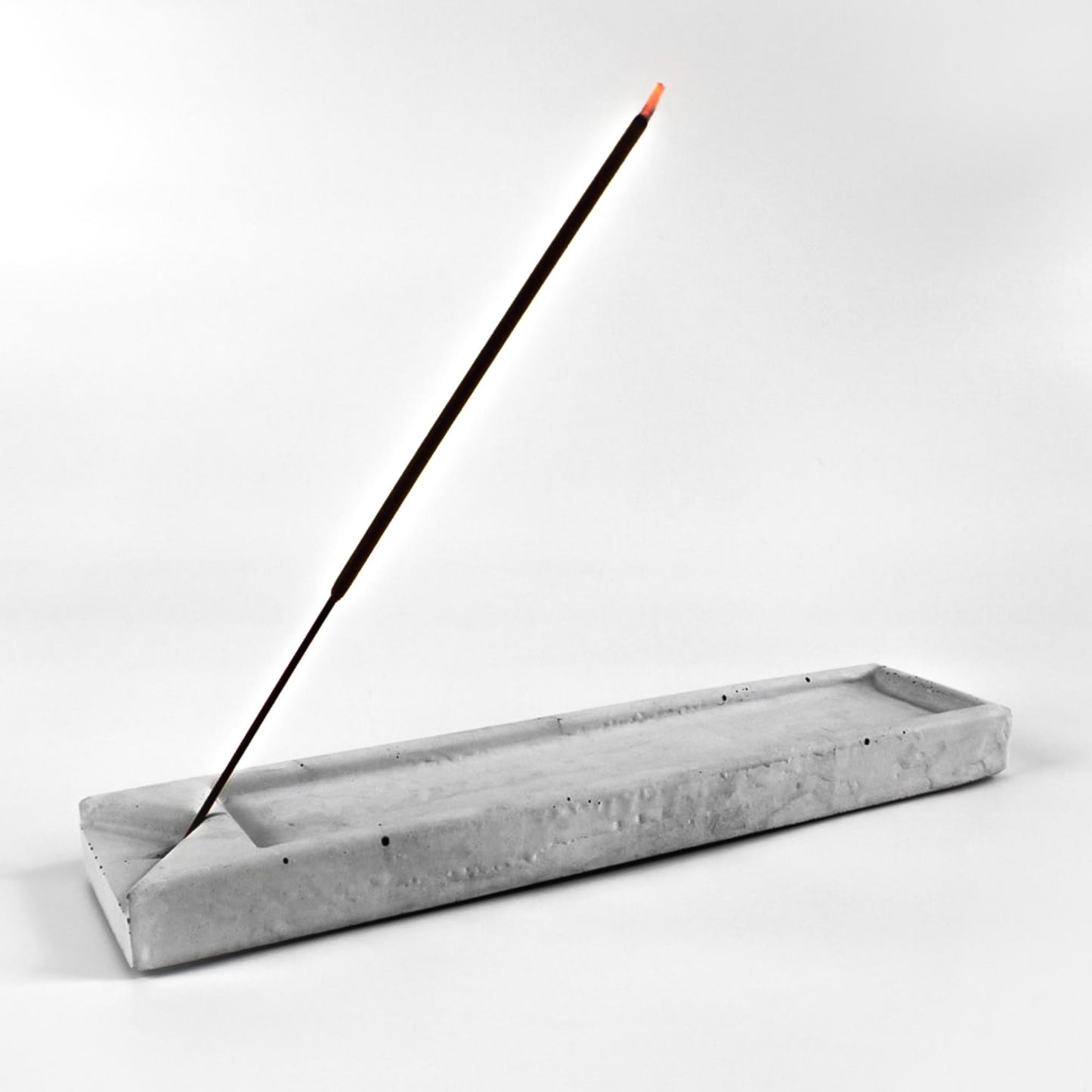 raeucherstaebchenhalter beton mit raeucherstaebchen gesamtansicht