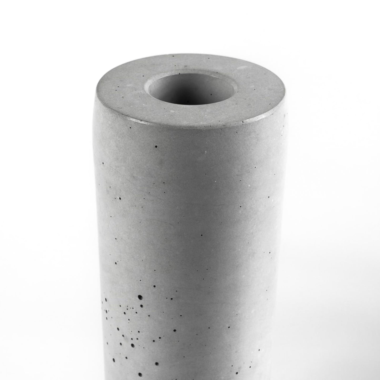 vase-beton-rund-fuer-trockenblumen-nahaufnahme-oben