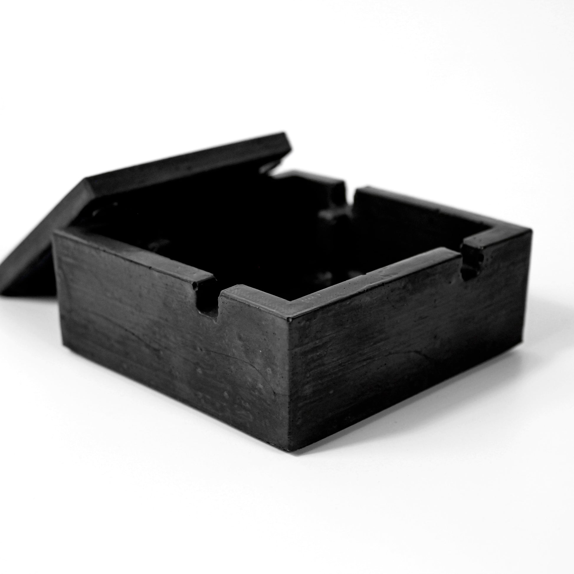 Beton Aschenbecher mit angelehntem Deckel, schwarz