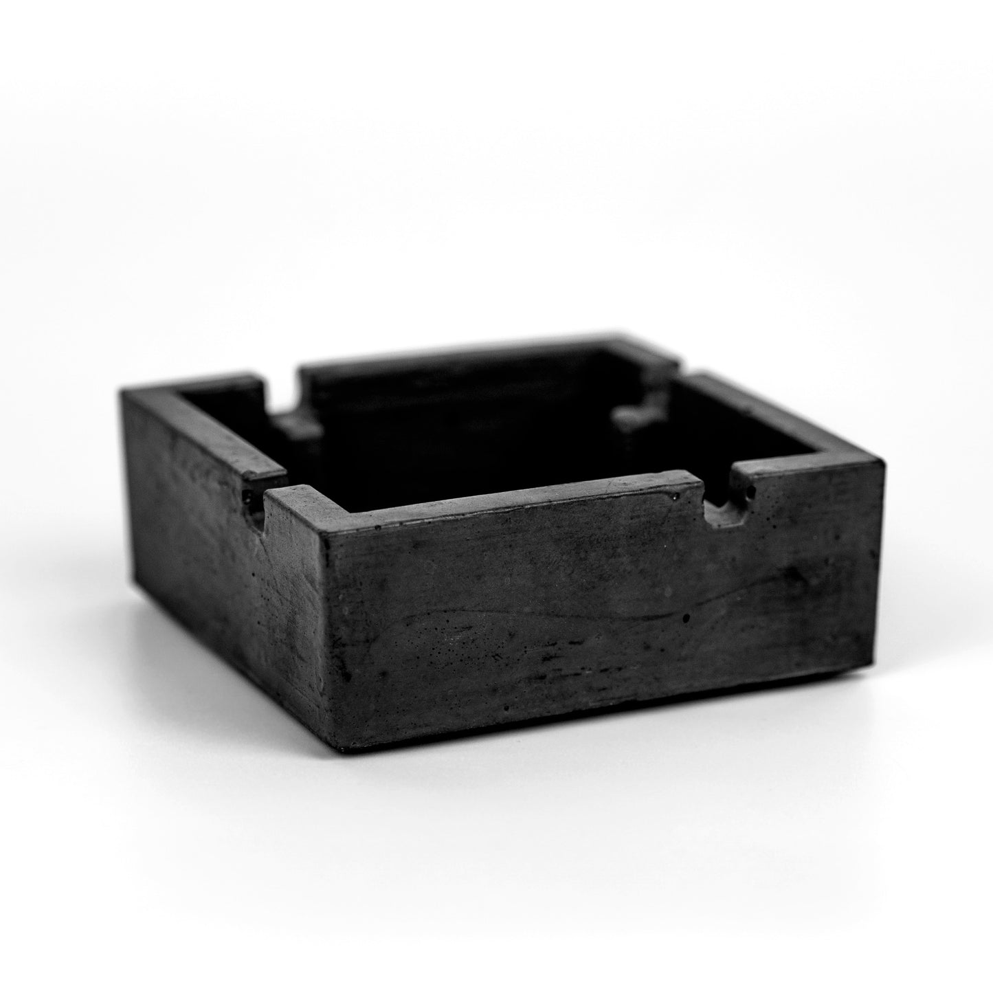 Beton Aschenbecher mit geöffnetem Deckel, schwarz