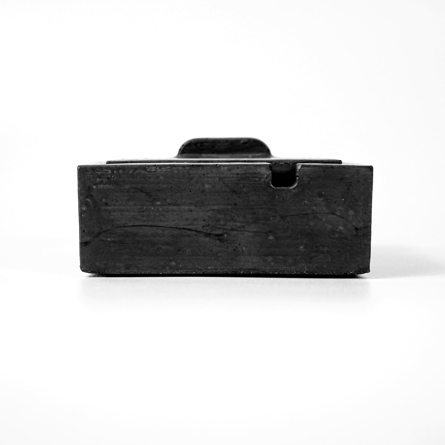 Seitenansicht, Aschenbecher mit Deckel aus Beton, schwarz