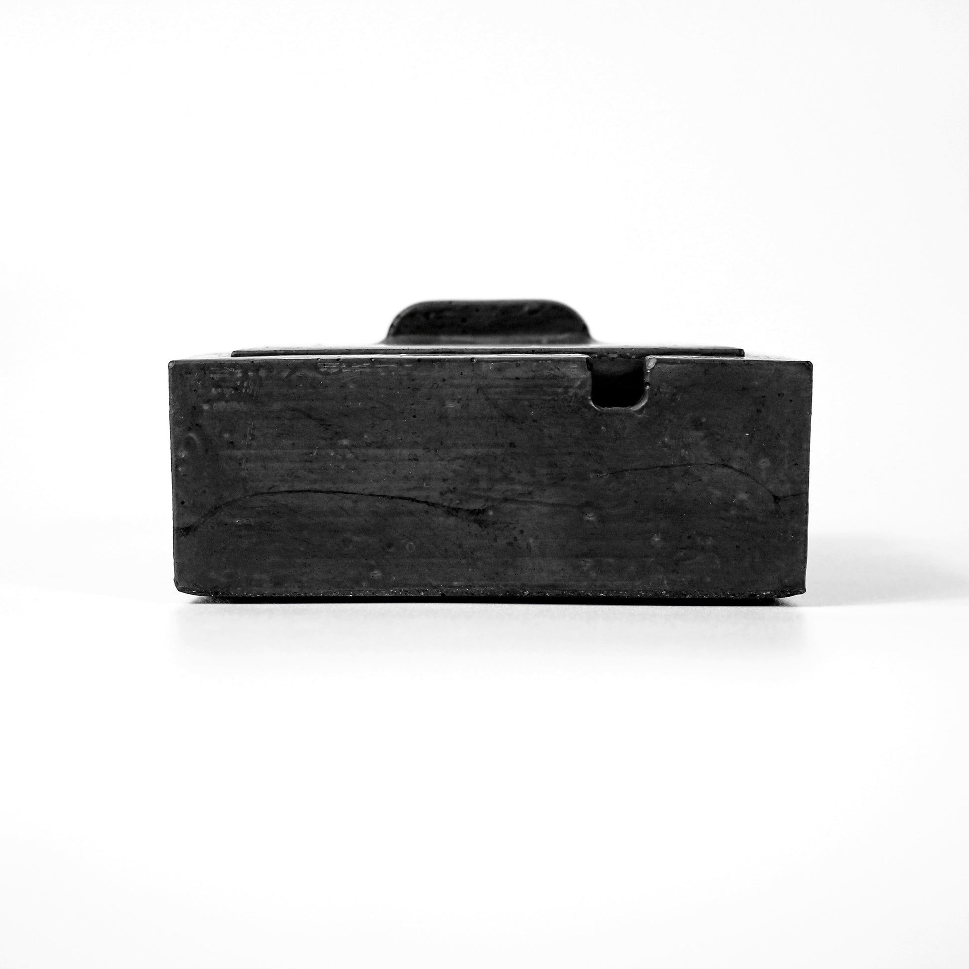 Seitenansicht, Aschenbecher mit Deckel aus Beton, schwarz