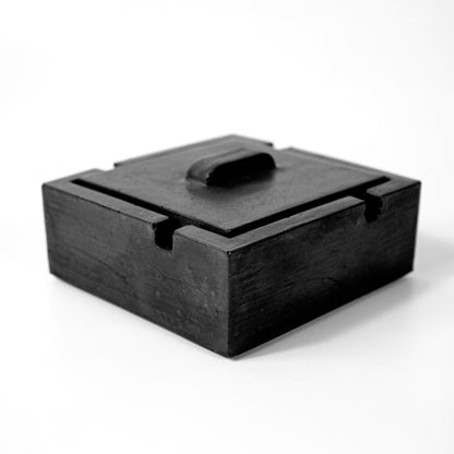 Frontalansicht, cooler Aschenbecher mit Deckel, Beton, schwarz