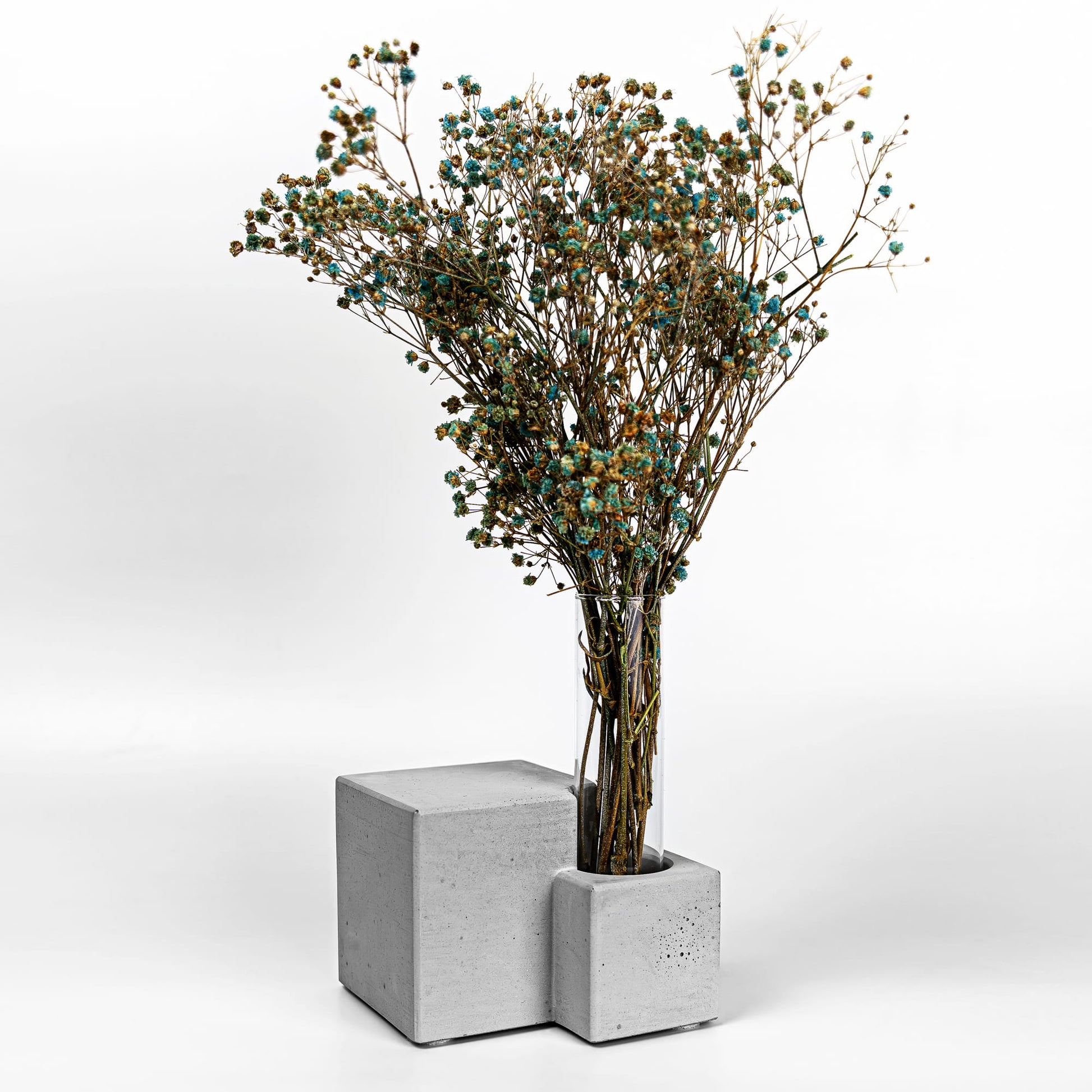 Beton Vase Core Diagonalansicht mit Strauch