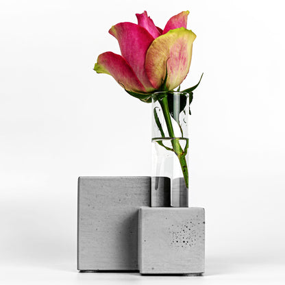 Beton Vase Core Seitenansicht mit Blume