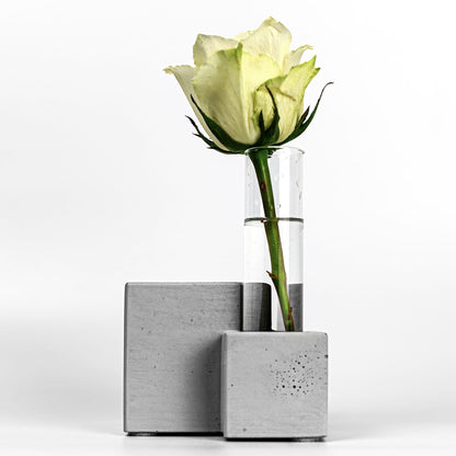 Beton Vase Core Seitenansicht mit Blume