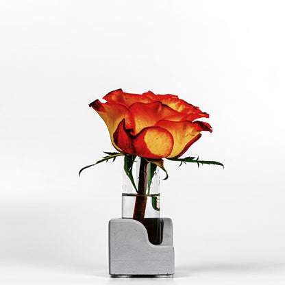 Beton Vase Pocket Seitenansicht mit Blume