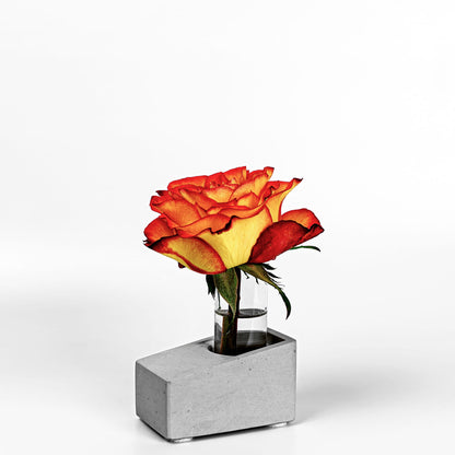Beton Vase Slab Diagonalansicht mit Blume