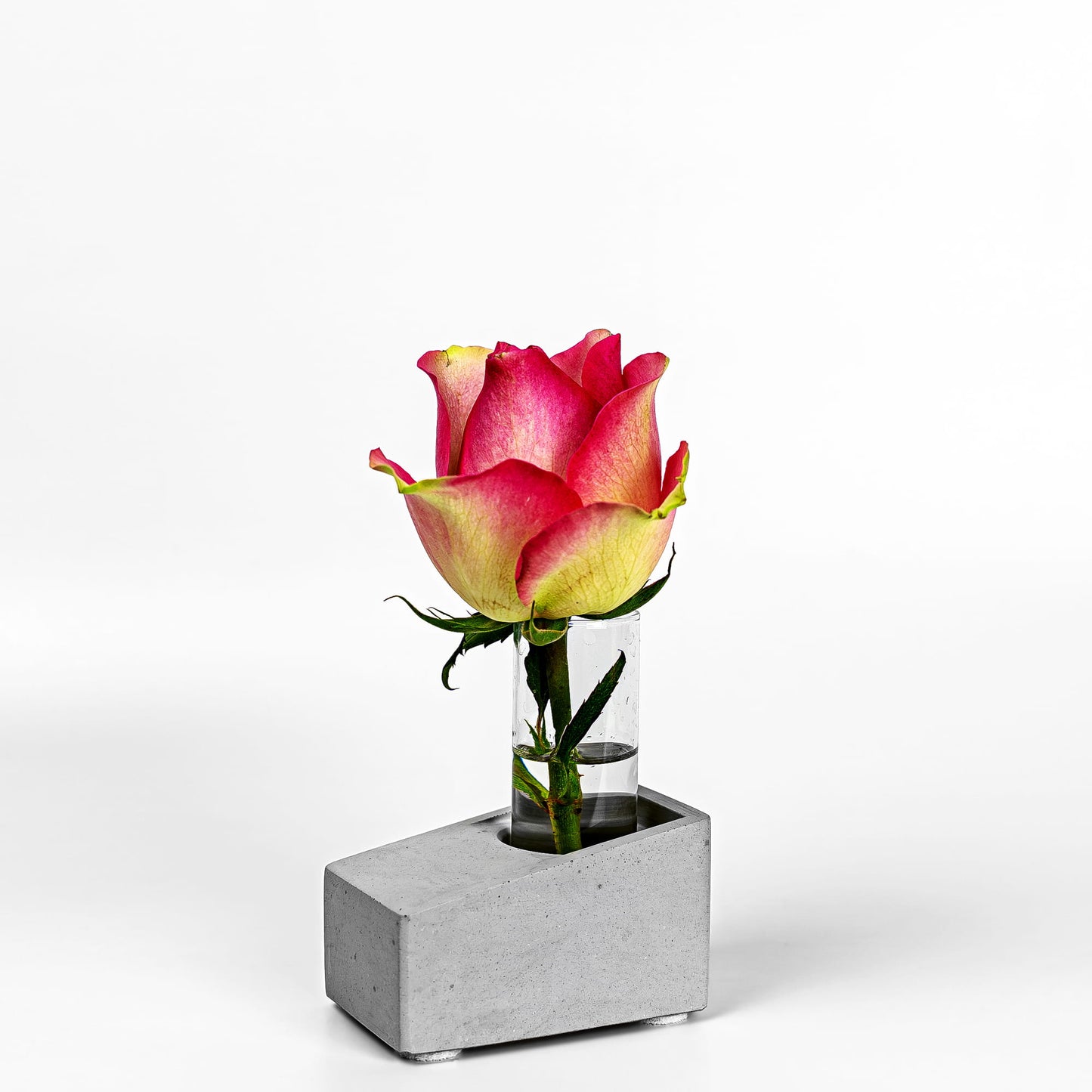 Beton Vase Slab Diagonalansicht mit Blume