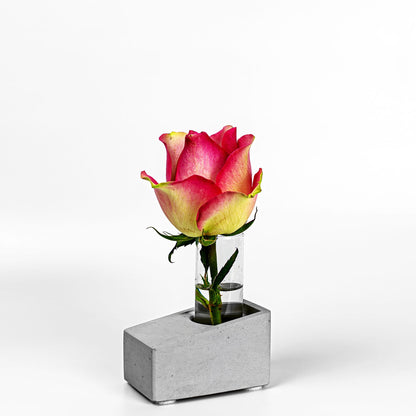 Beton Vase Slab Diagonalansicht mit Blume
