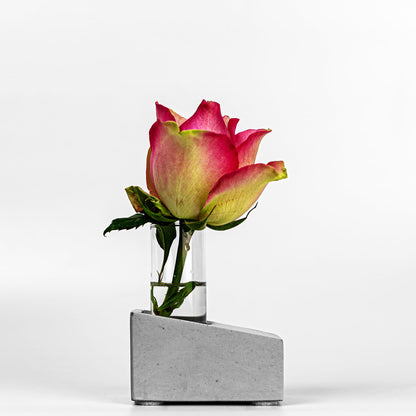 Beton Vase Slab Seitenansicht mit Blume