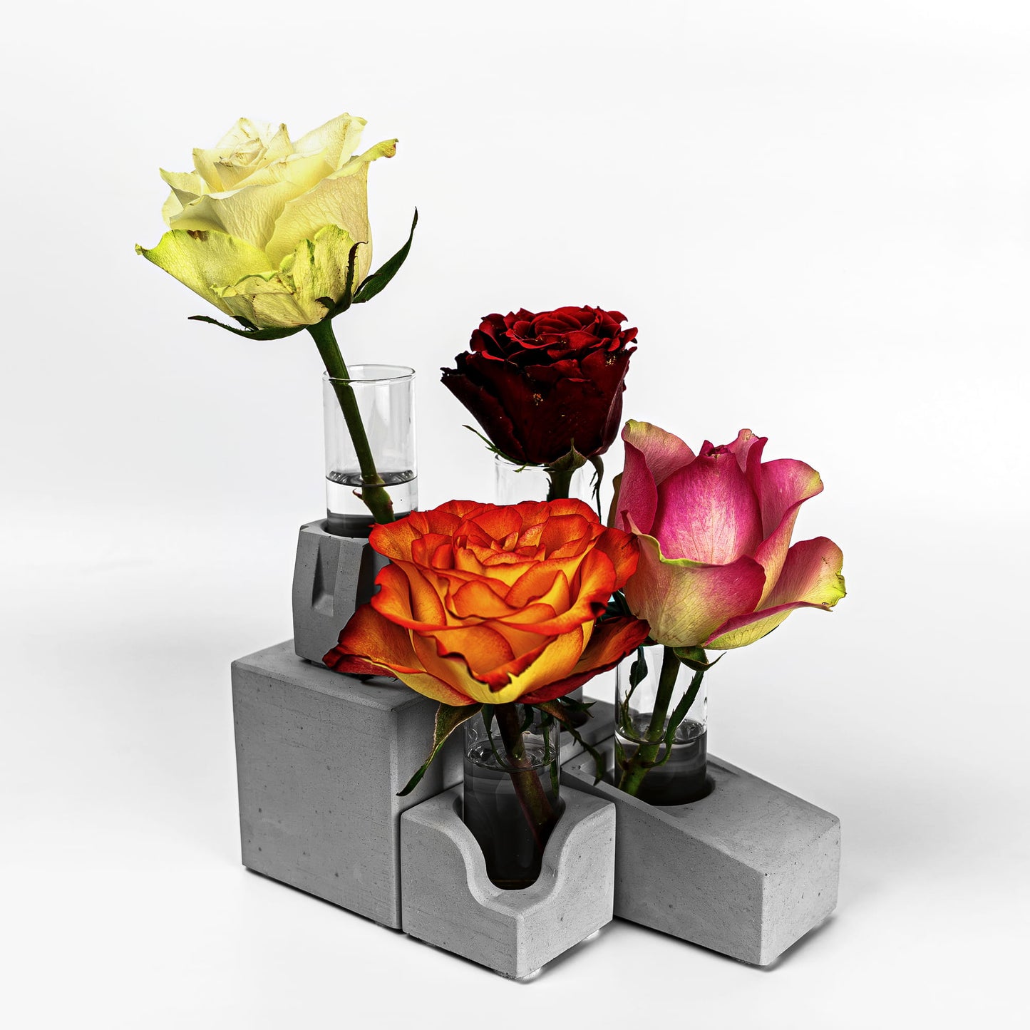 Beton Vasen Gesamtset Diagonalansicht mit Blumen