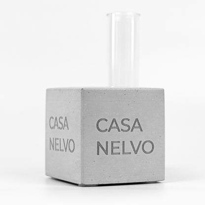 CORE Betonvase mit Reagenzglas mit individueller Lasergravur