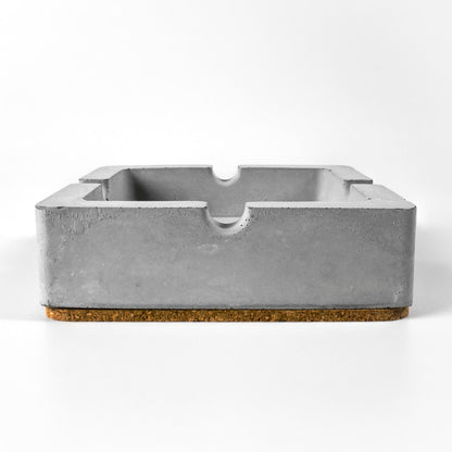 Nahaufnahme, Aschenbecher aus Beton, Korkboden, grau