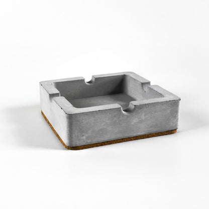 Klassischer Aschenbecher aus Beton mit Korkboden in Grau, Gesamtansicht