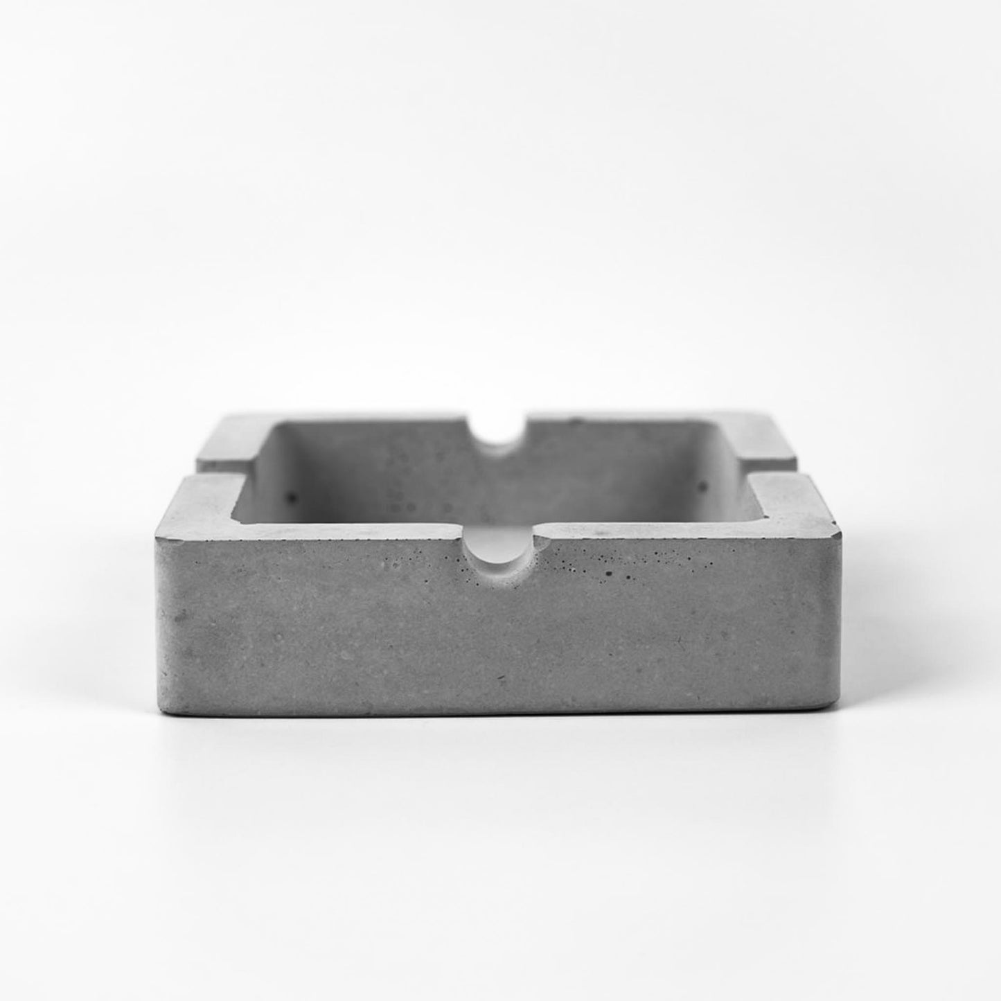 Detailansicht Design Aschenbecher aus Beton ohne Korkboden, grau