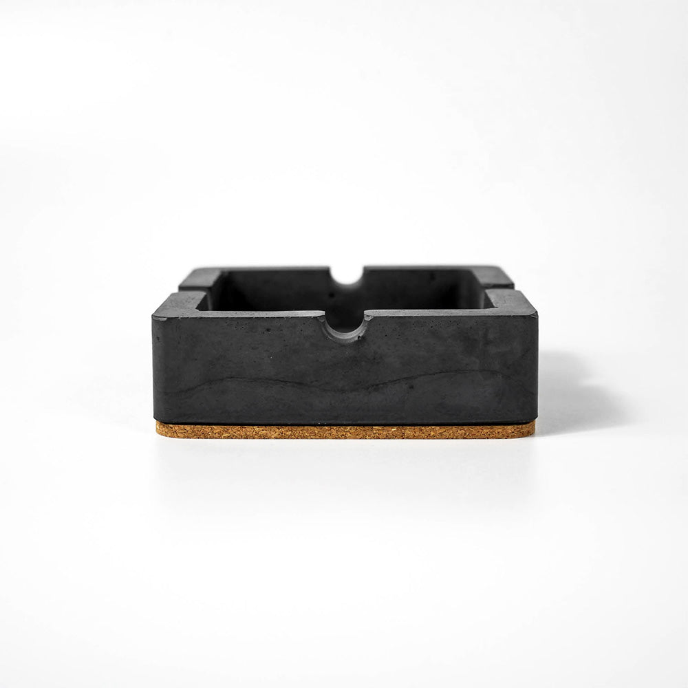 Detailansicht Design Aschenbecher aus Beton mit Korkboden, schwarz