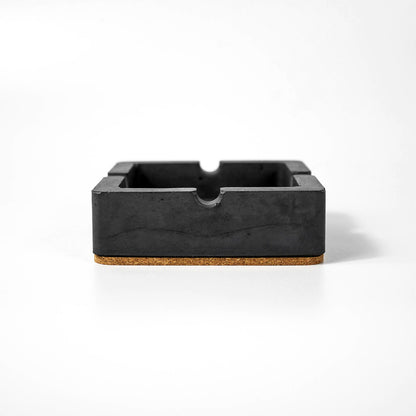 Detailansicht Design Aschenbecher aus Beton mit Korkboden, schwarz