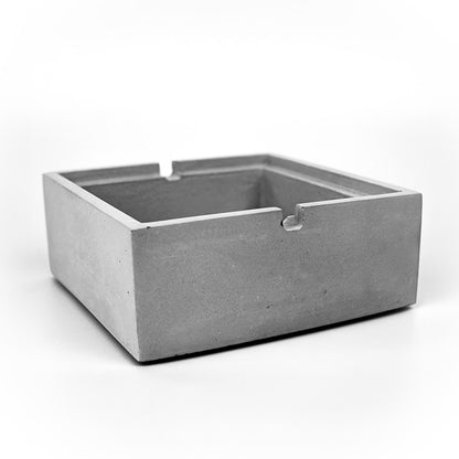 Design Aschenbecher aus Beton, Deckel geöffnet, grau