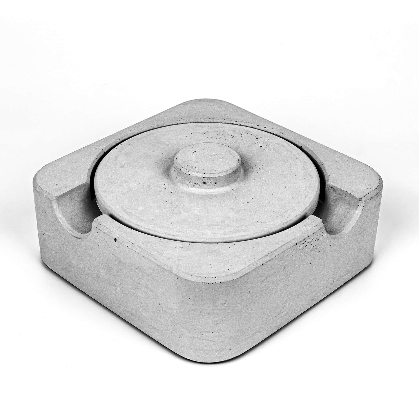 BREVO Zigarrenaschenbecher aus Beton mit Deckel in erhöhter Diagonalansicht