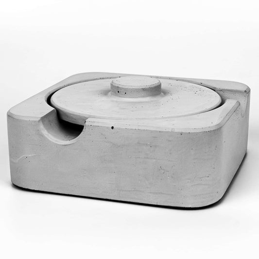 BREVO Zigarrenaschenbecher aus grauem Beton mit rundem Deckel in niedriger Diagonalansicht