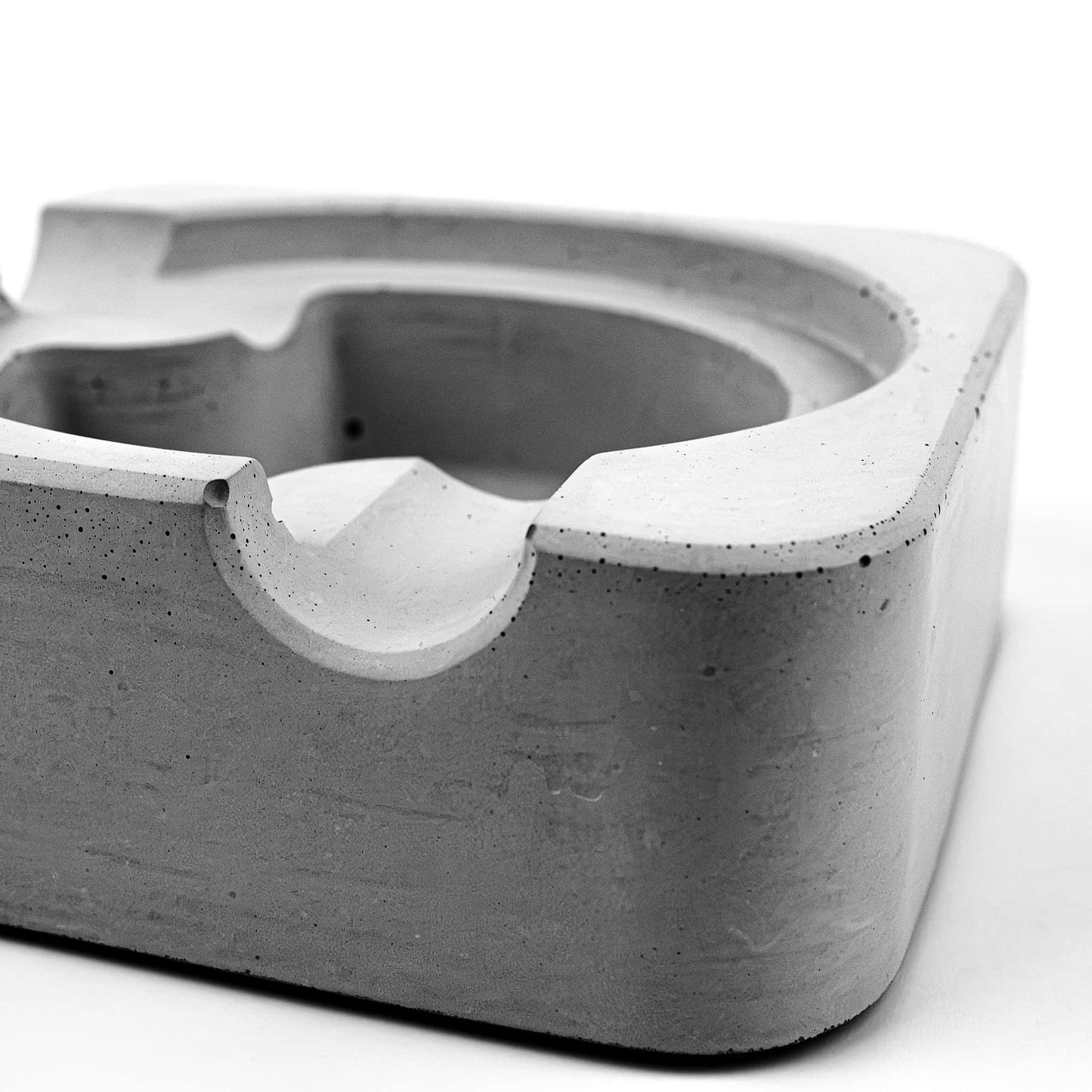 Detail der abgerundeten Zigarrenablage am BREVO Zigarrenaschenbecher aus Beton