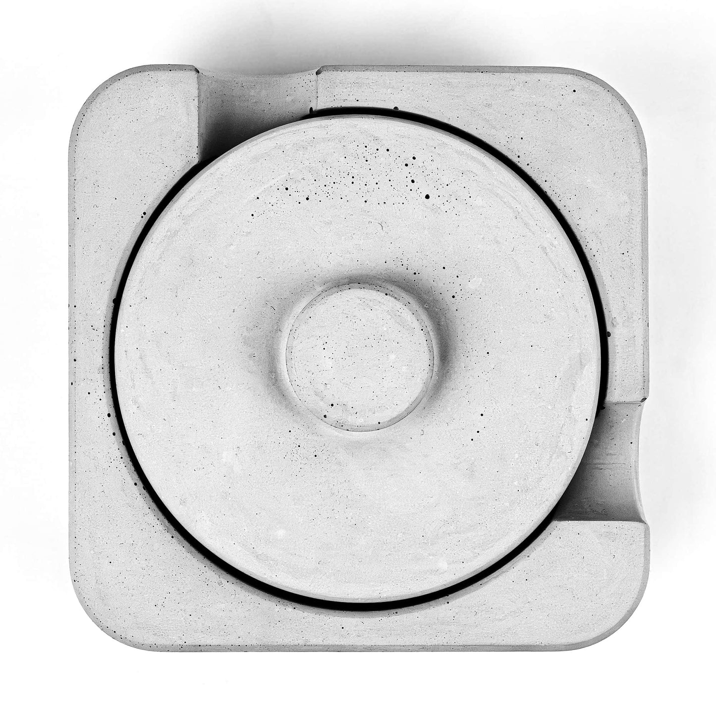 BREVO Zigarrenaschenbecher aus Beton mit rundem Deckel in Draufsicht