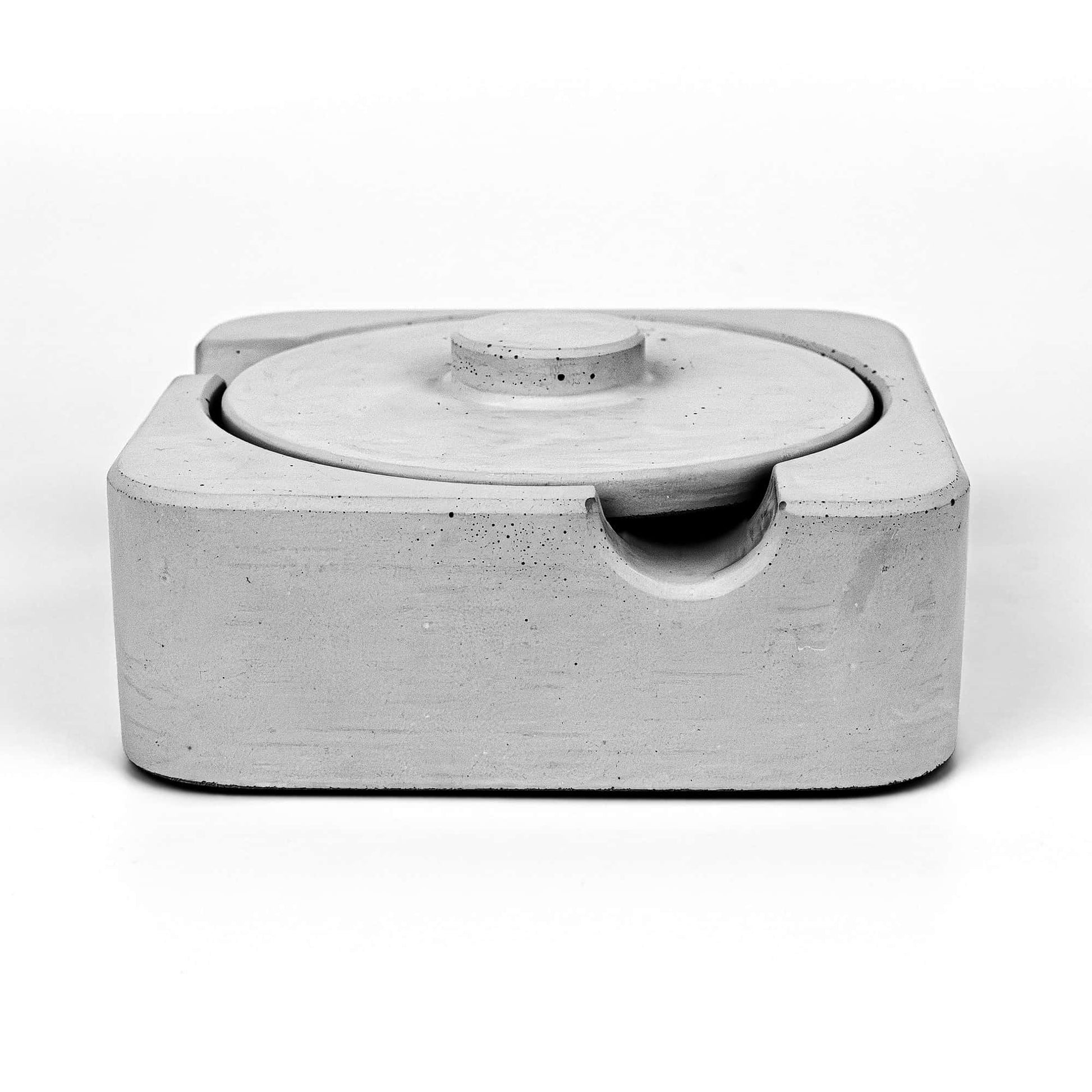 BREVO Zigarrenaschenbecher aus grauem Beton mit Deckel in frontaler Ansicht