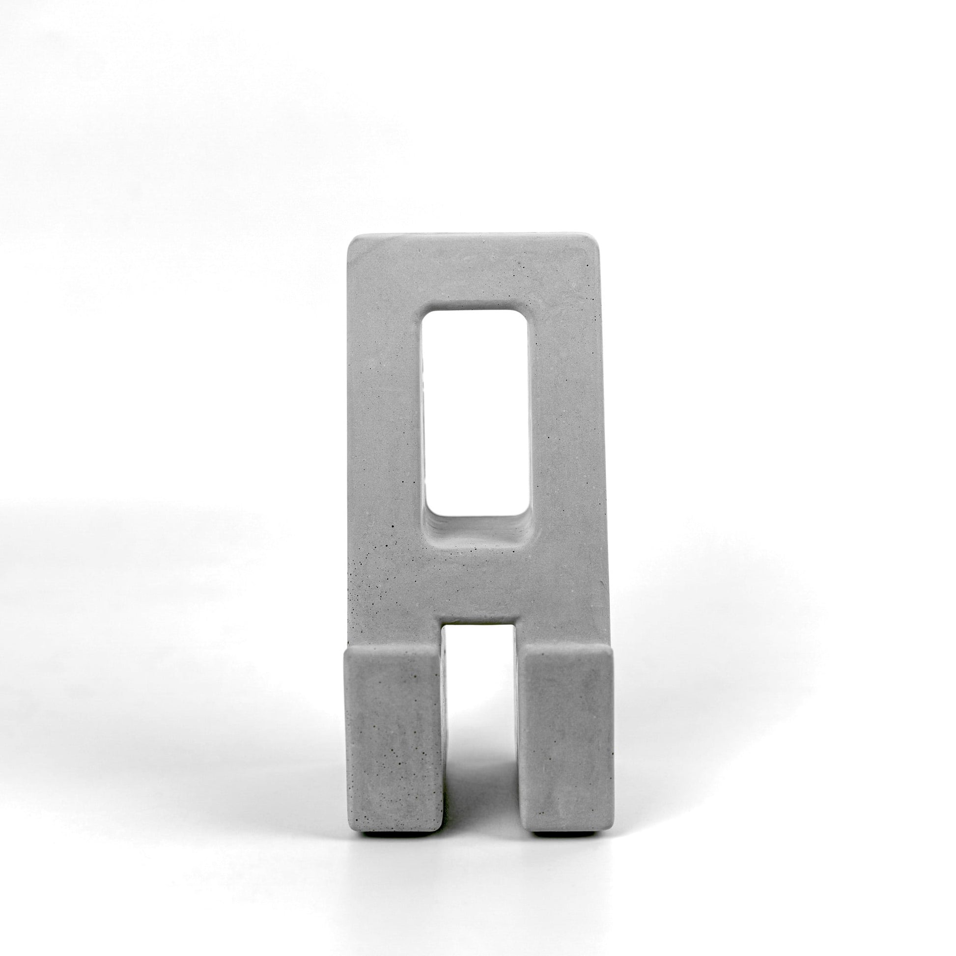 Design Handyhalter aus Beton – Vorderansicht auf weißem Hintergrund