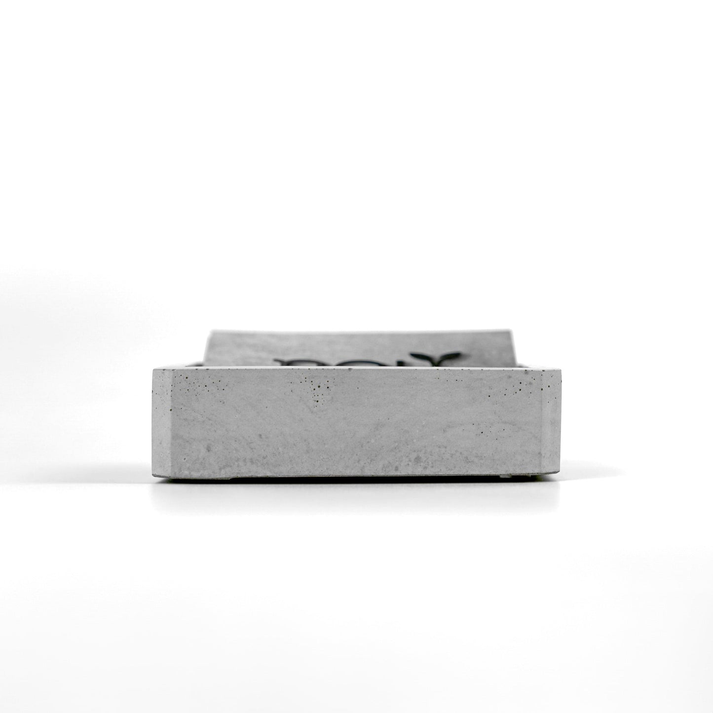 Visitenkartenhalter aus Beton mit Visitenkarten im Standardformat Frontalansicht