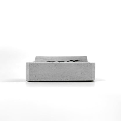 Visitenkartenhalter aus Beton mit Visitenkarten im Standardformat Frontalansicht