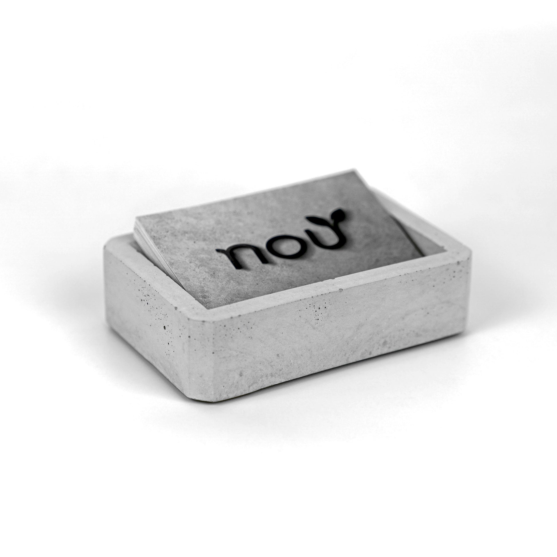 Visitenkartenhalter aus Beton mit Visitenkarten im Standardformat Gesamtansicht