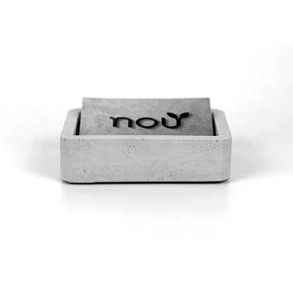 Visitenkartenhalter aus Beton mit Visitenkarten im Standardformat Vorderansicht