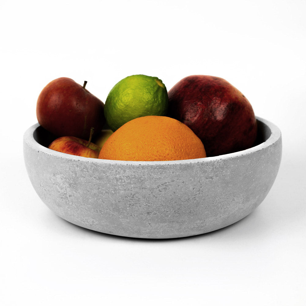 Obstschale aus Beton gefüllt mit frischem Obst