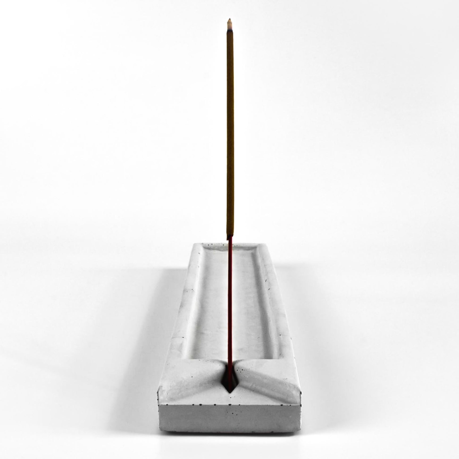 raeucherstaebchenhalter beton mit raeucherstaebchen