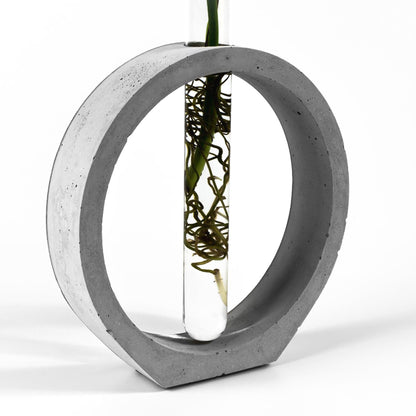 reagenzglas-vase-beton-kreis-nahaufnahme-seitlich