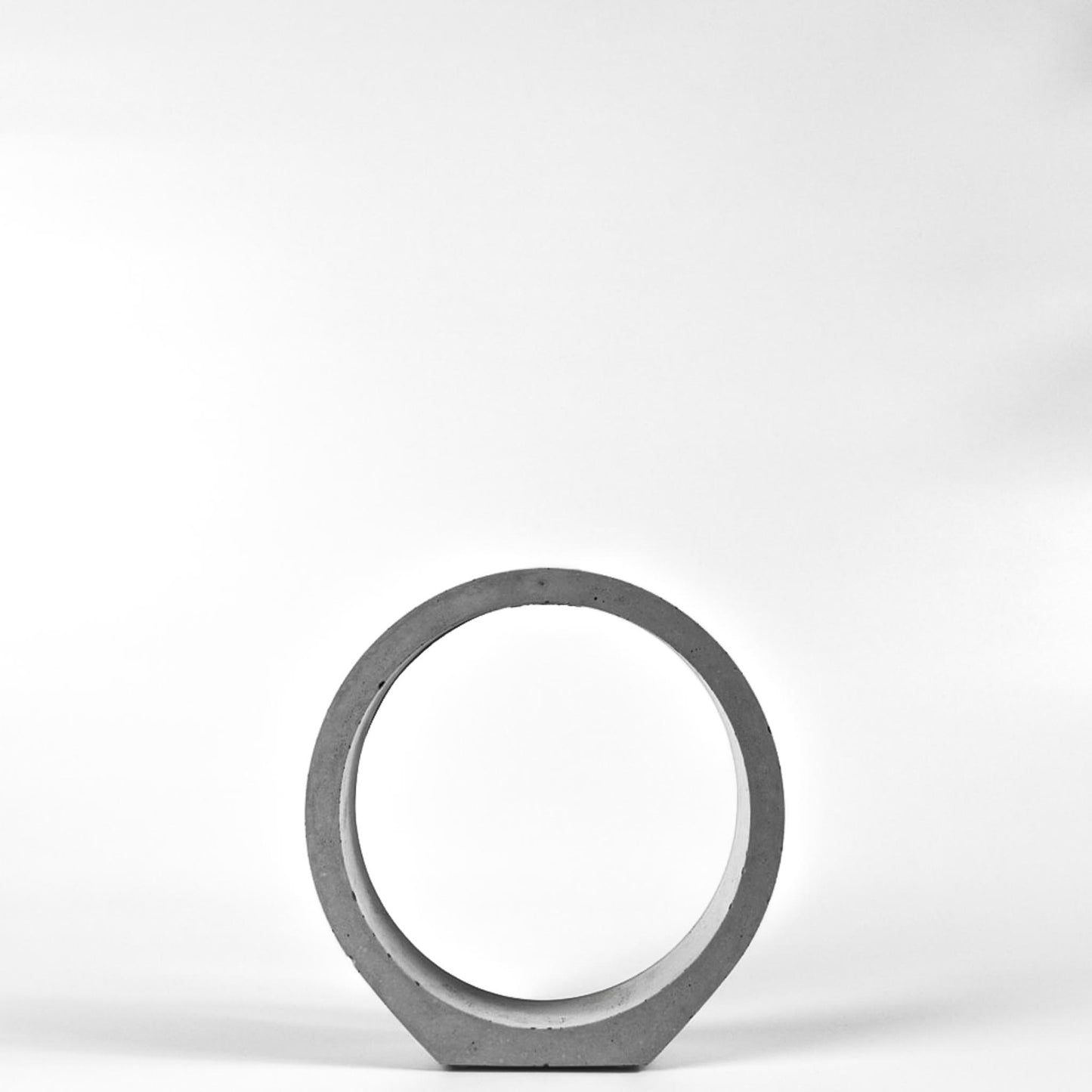 reagenzglas-vase-beton-kreis-ohne-glas-frontal