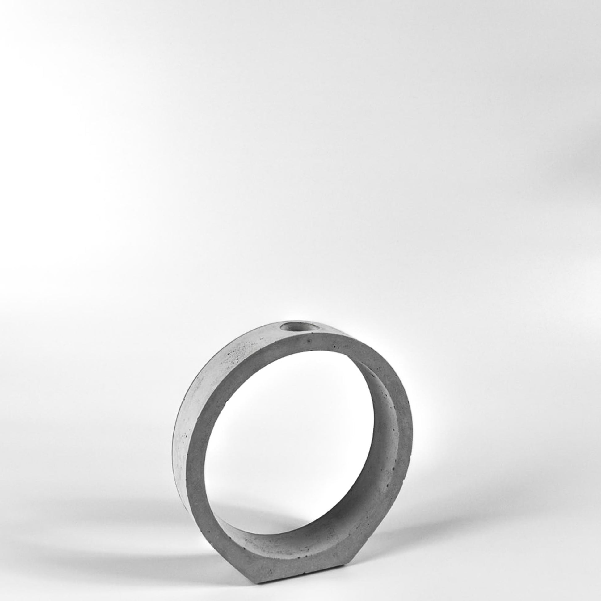 reagenzglas-vase-beton-kreis-ohne-glas-seitlich