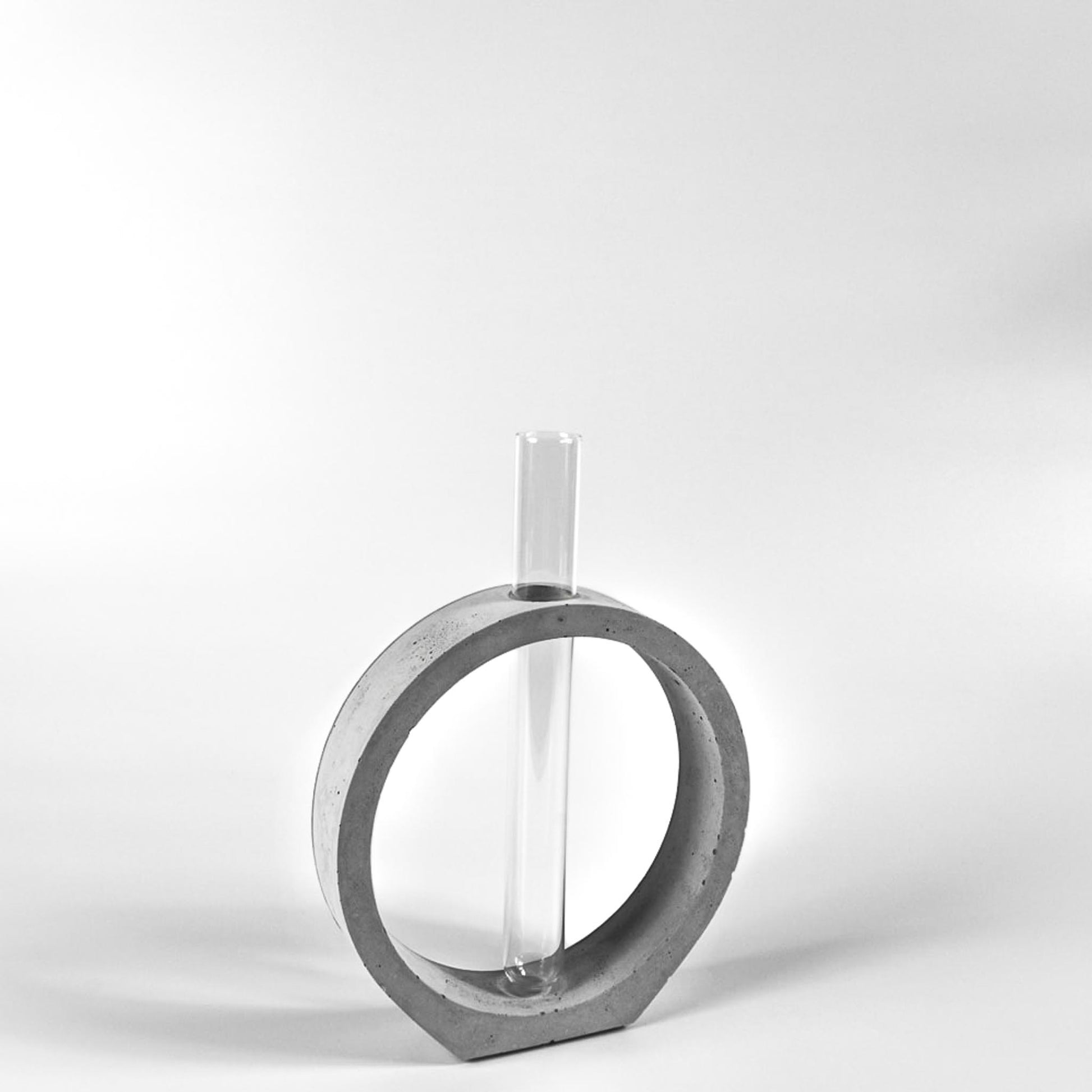 reagenzglas-vase-beton-kreis-seitlich