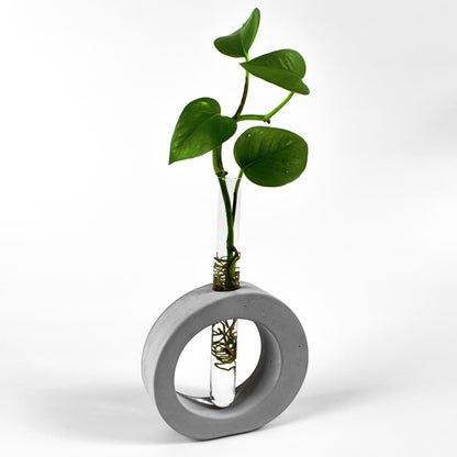 reagenzglas-vase-beton-oval-gesamtansicht-seitlich