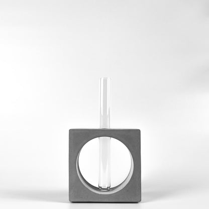 reagenzglas-vase-beton-quadrat-frontal