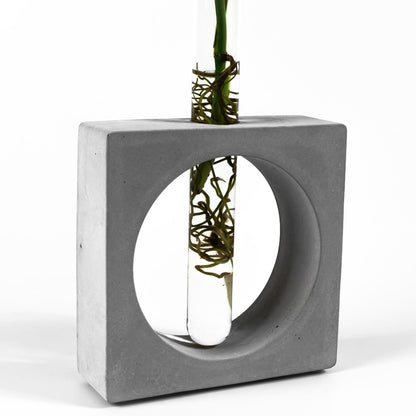 reagenzglas-vase-beton-quadrat-nahaufnahme-seitlich