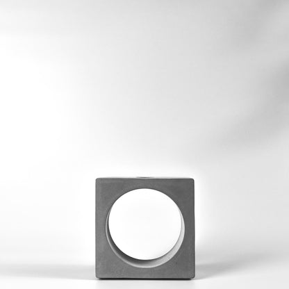 reagenzglas-vase-beton-quadrat-ohne-glas-frontal