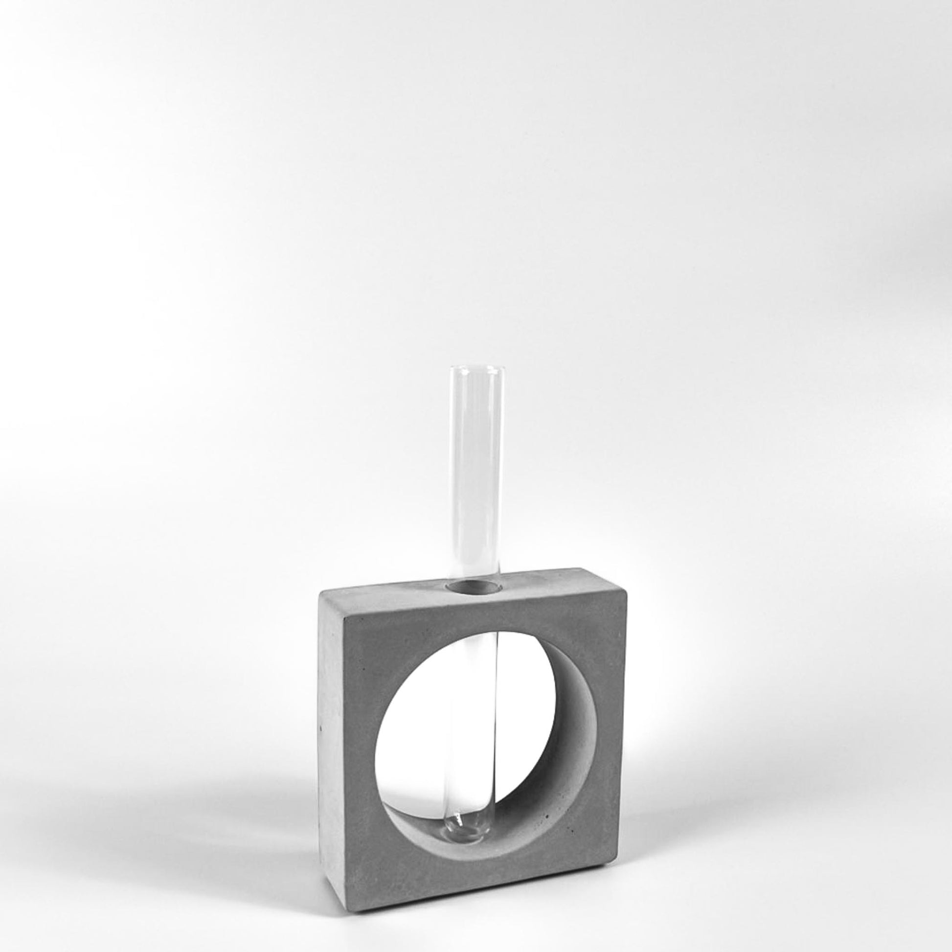 reagenzglas-vase-beton-quadrat-seitlich