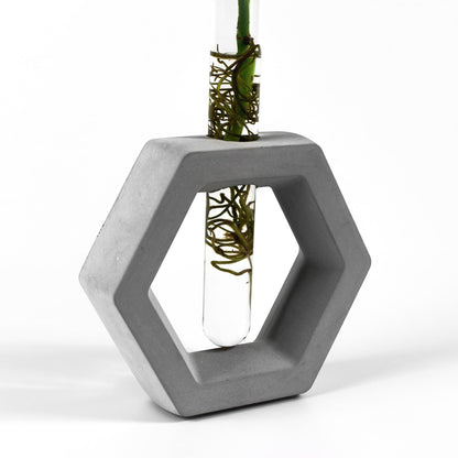 reagenzglas-vase-beton-sechseck-nahaufnahme-seitlich