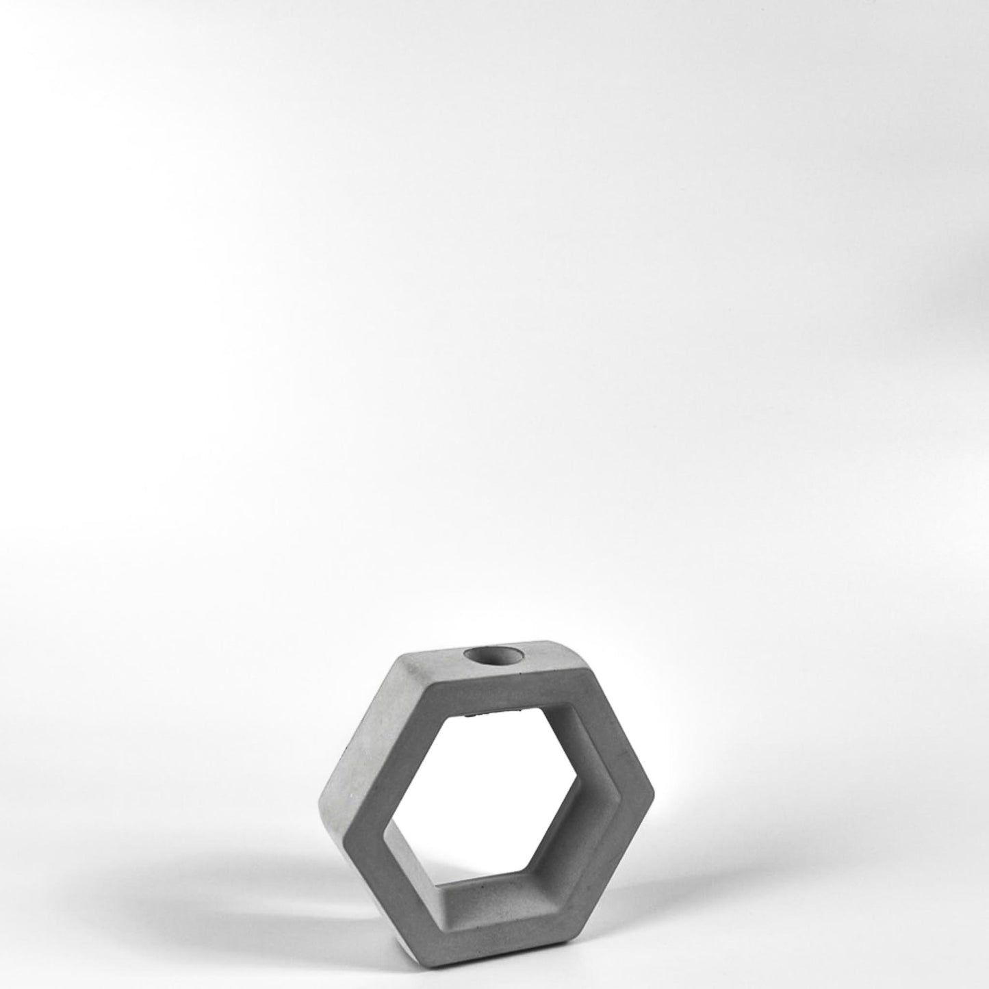 reagenzglas-vase-beton-sechseck-ohne-glas-seitlich