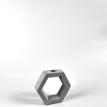 reagenzglas-vase-beton-sechseck-ohne-glas-seitlich