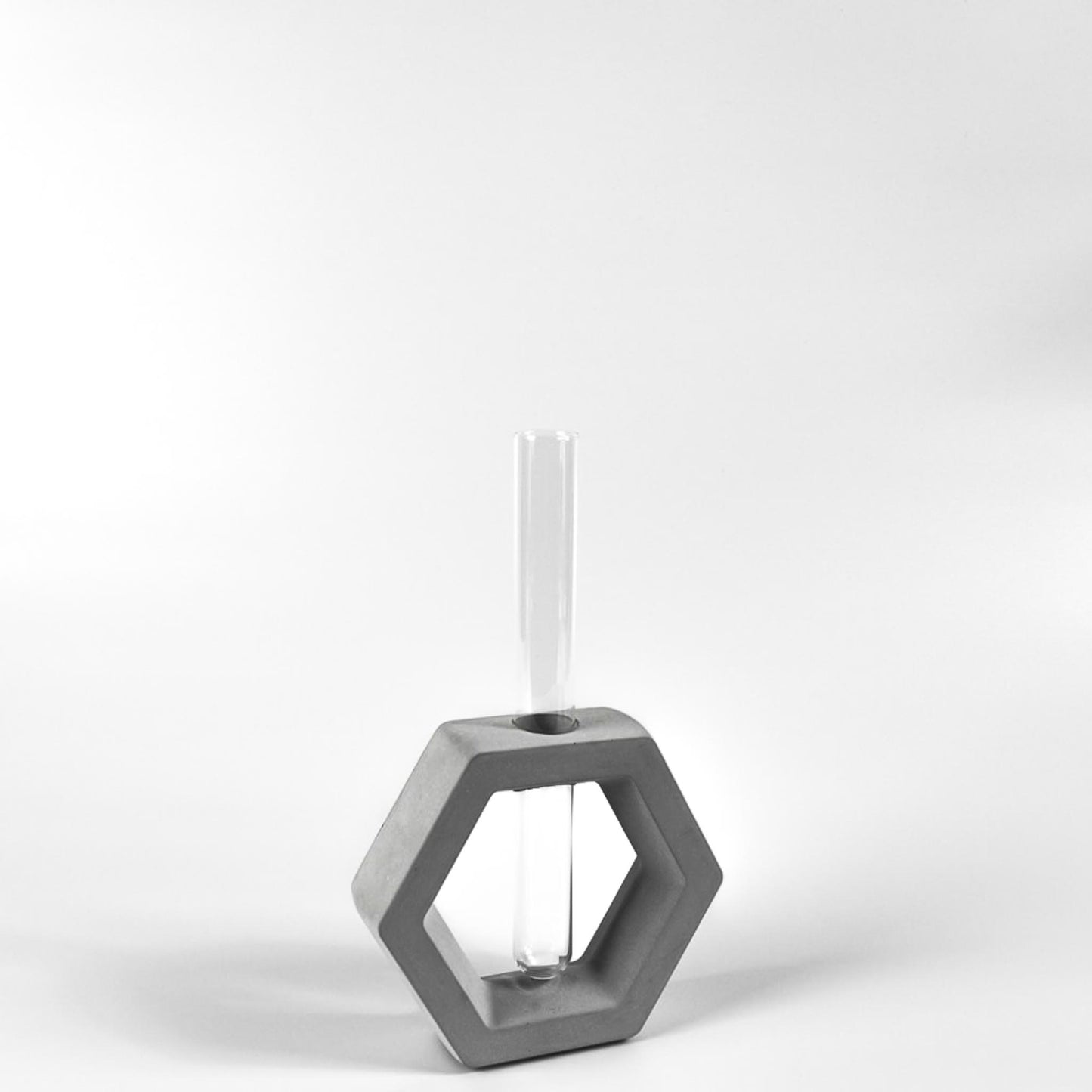 reagenzglas-vase-beton-sechseck-seitlich