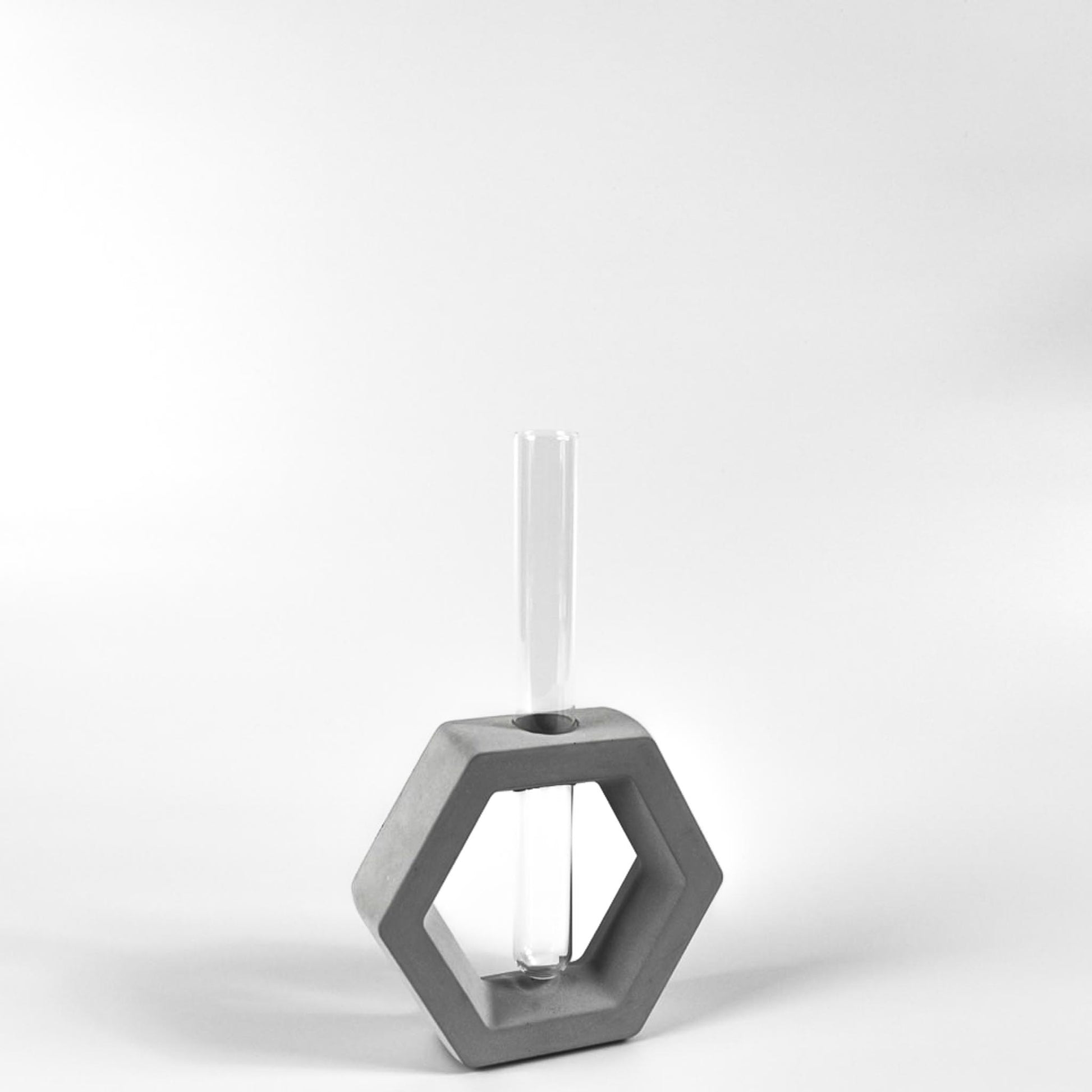 reagenzglas-vase-beton-sechseck-seitlich