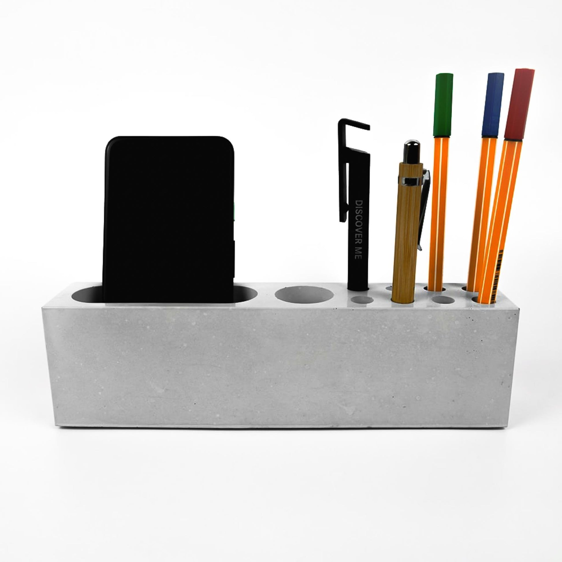 Stiftehalter aus Beton gefüllt mit Stiften